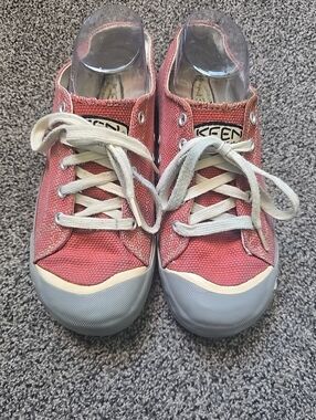 Keen women's Colorado lace up canvas shoes coral/gray size 9.5